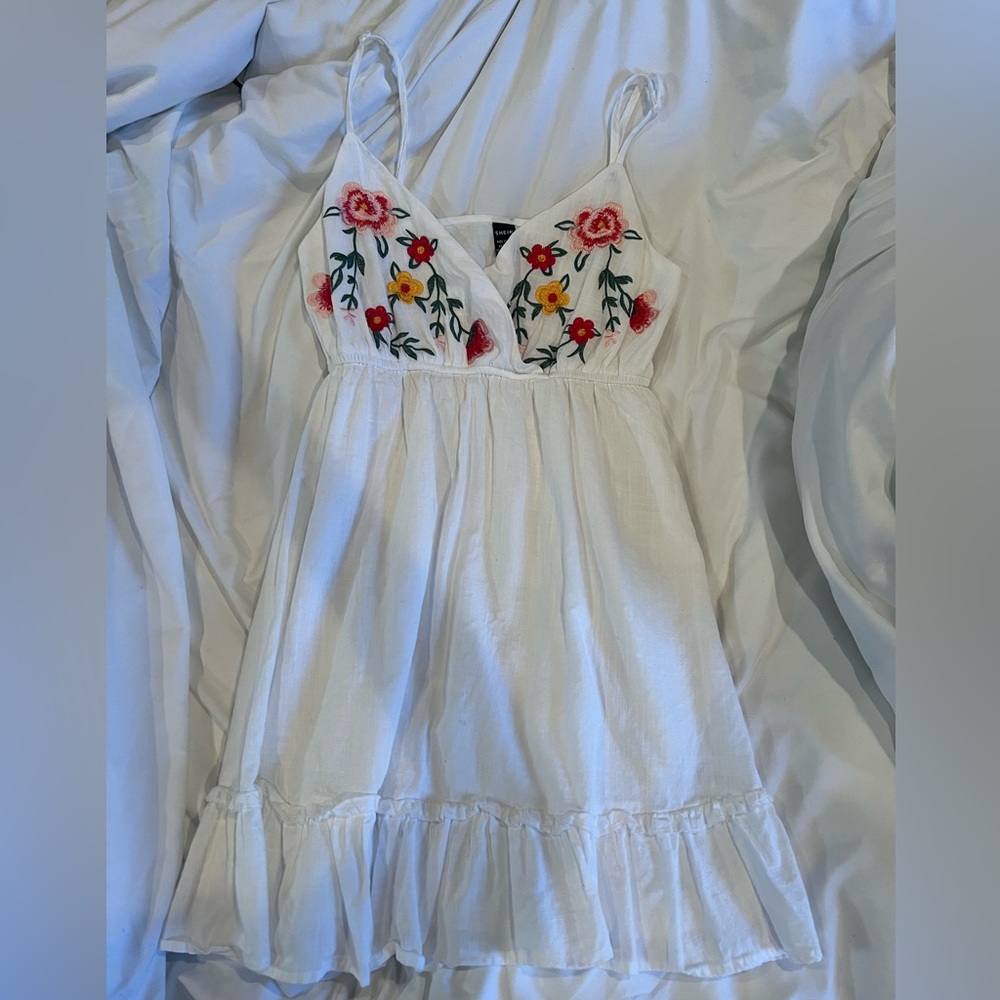 Flowy white dress with flowers- SHEIN (XS)